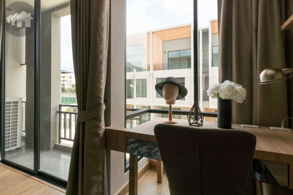 มุมโต๊ะทำงานผนังออกแบบเป็นกระจกเข้ามุม เพิ่มมุมมองให้กว้างขึ้น