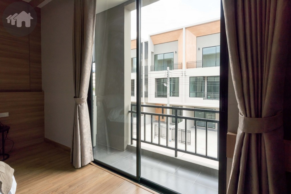 พื้นที่ระเบียงกั้นด้วยประตูกระจกบานเลื่อนแบบสลับบานใหญ่