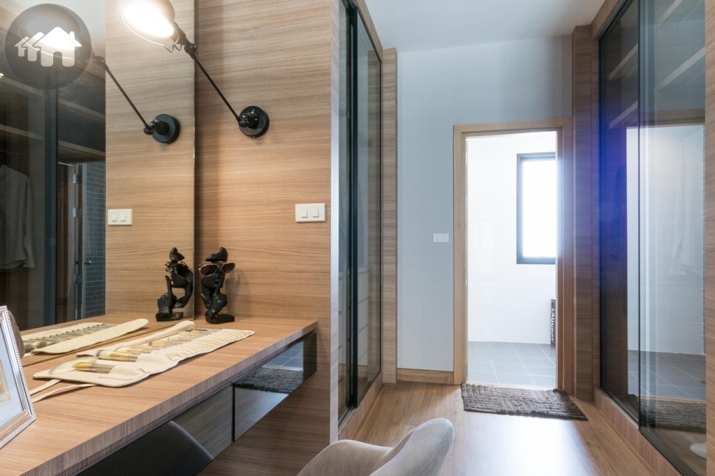 อีกมุมหนึ่งของห้องเป็นมุมโต๊ะเครื่องแป้ง และห้องแต่งตัว สามารถวางตู้เสื้อผ้าได้ทั้ง 2 ด้าน เชื่อมต่อกับห้องน้ำ