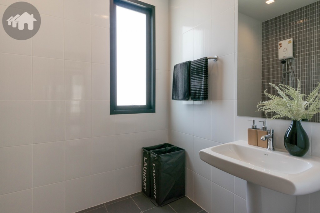 ห้องน้ำขนาดกว้างขวาง มุมหนึ่งเป็นอ่างล้างหน้า ด้านข้างติดหน้าต่างกระจกบานกระทุ้งบานใหญ่