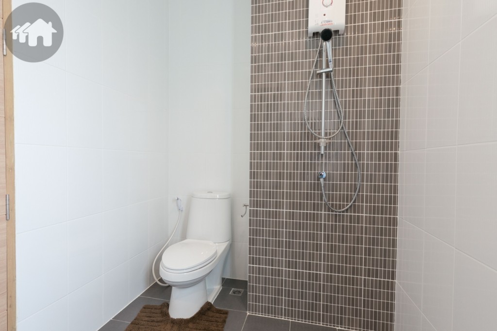 อีกด้านเป็นพื้นที่อาบน้ำ และที่วางโถสุขภัณฑ์