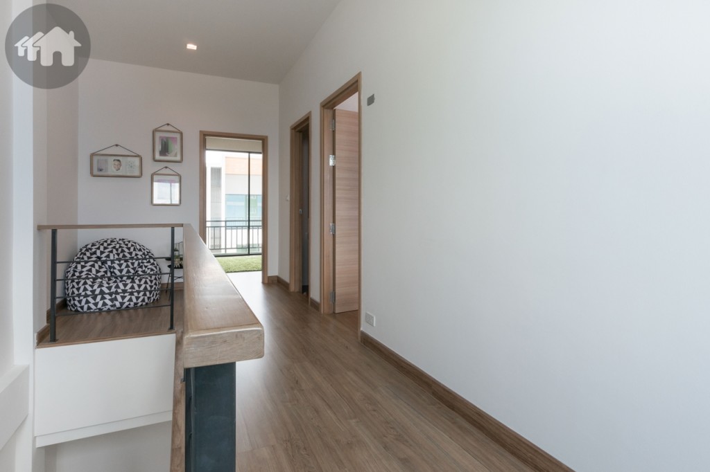 มาต่อกันที่ชั้นที่ 3 โถงทางเดินขนาดใหญ่ กว้างประมาณ 1.2 เมตร พื้นปูลามิเนตทั้งชั้น