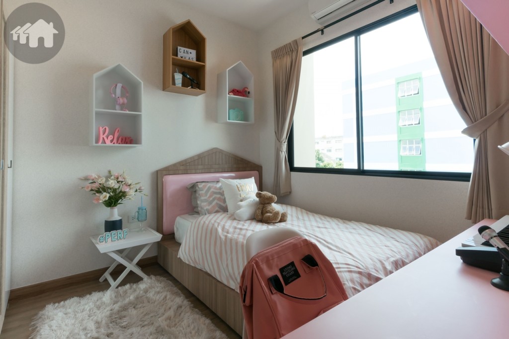 ห้องนอนแรกบนชั้นที่ 3 ตกแต่งเป็นห้องนอนเด็กผู้หญิง วางเตียงขนาด 3 ฟุต ได้สบายๆ