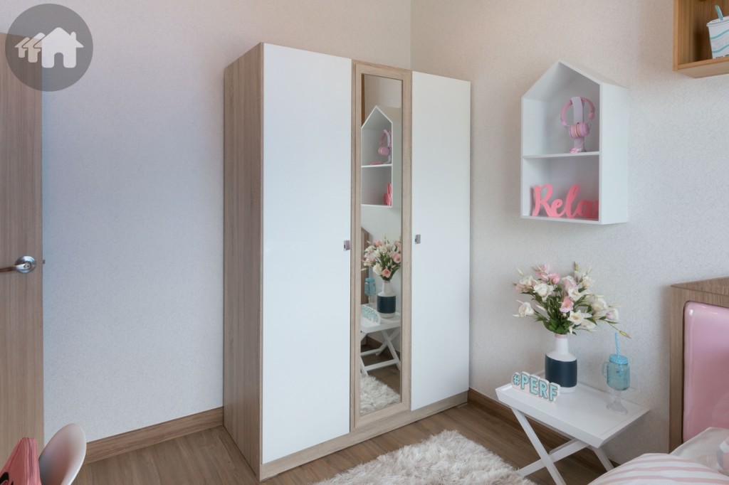 อีกมุมหนึ่งวางตู้เสื้อผ้า