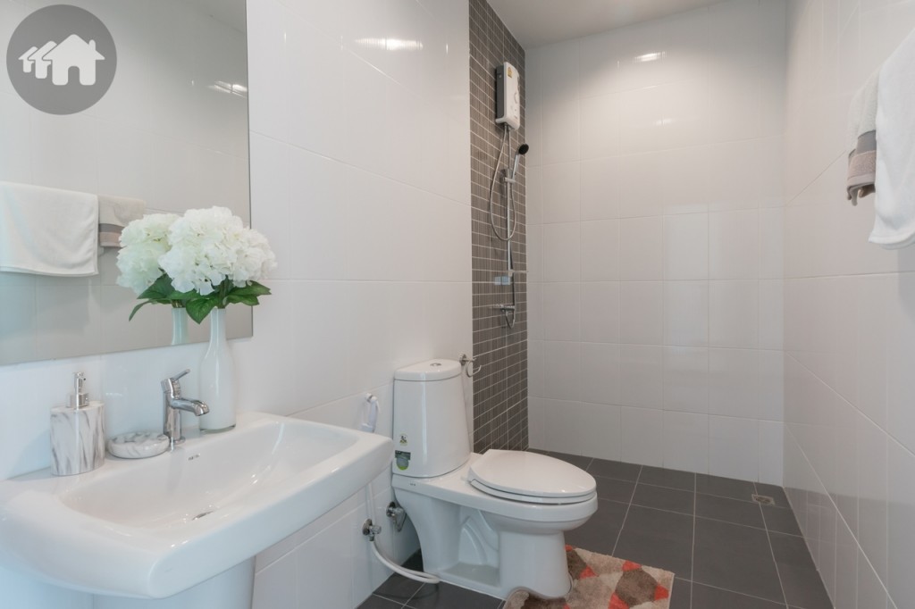 ติดกันเป็นห้องน้ำบนชั้นที่ 3 กว้างขวาง พร้อมอุปกรณ์ครบครัน