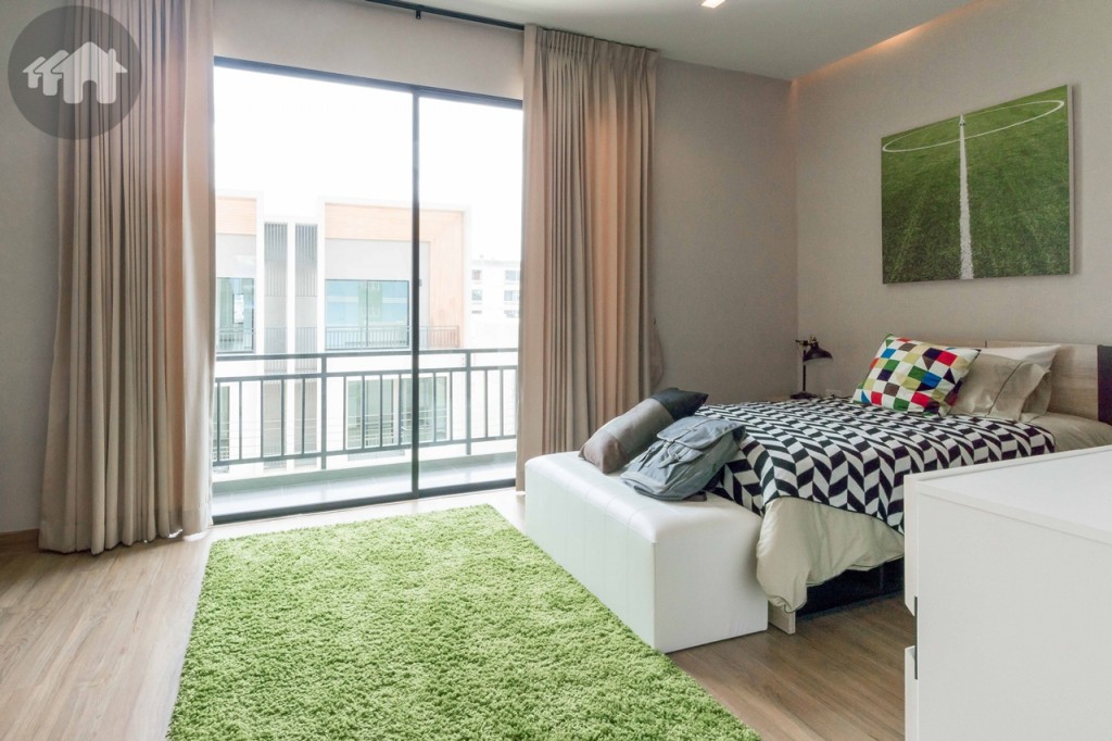 ห้องนอนอีกหนึ่งห้องตกแต่งสไตล์เด็กผู้ชาย วางเตียงขนาด 3 ฟุต ได้สบาย ๆ