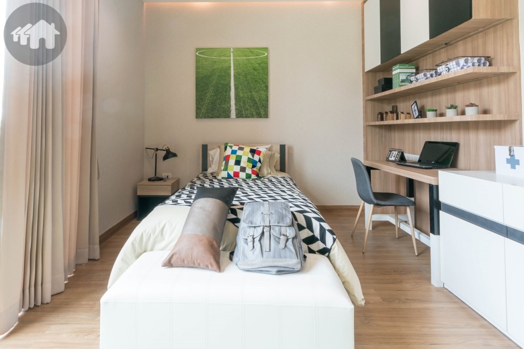 ด้านข้างตกแต่งเป็นโต๊ะเขียนหนังสือและชั้นวางของ