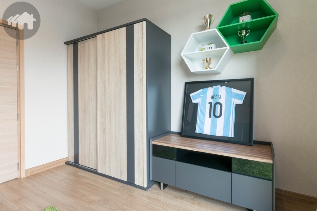 ปลายเตียงเป็นที่วางตู้เสื้อผ้า และที่วางของตกแต่ง