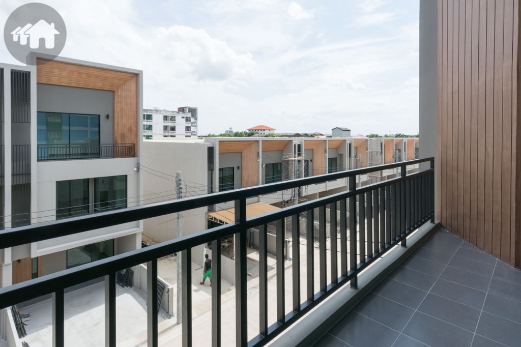 ระเบียงบนชั้นที่ 3 ขนาดใหญ่ ยาวประมาณ 5.5-5.7 เมตร กว้างประมาณ 80 เซนติเมตร