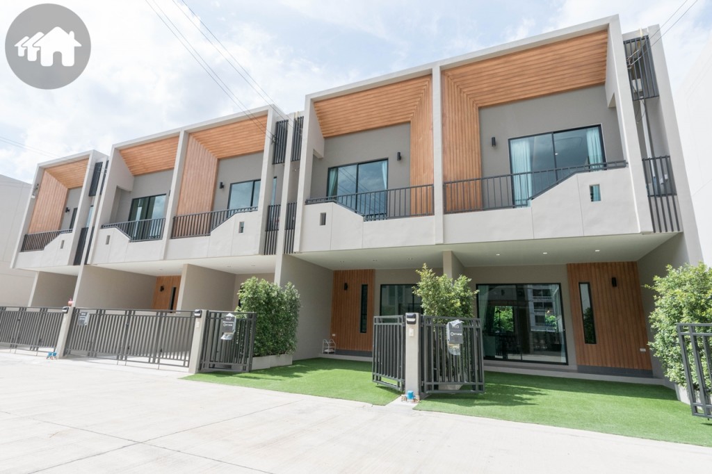 ทาวน์โฮม 2 ชั้น เนื้อที่ 22.50-39.5 ตารางวา พื้นที่ใช้สอย 100 ตารางเมตร หน้ากว้าง 5 เมตร จอดรถได้ 2 คัน ประตูรั้วเหล็กบานเฟี้ยม