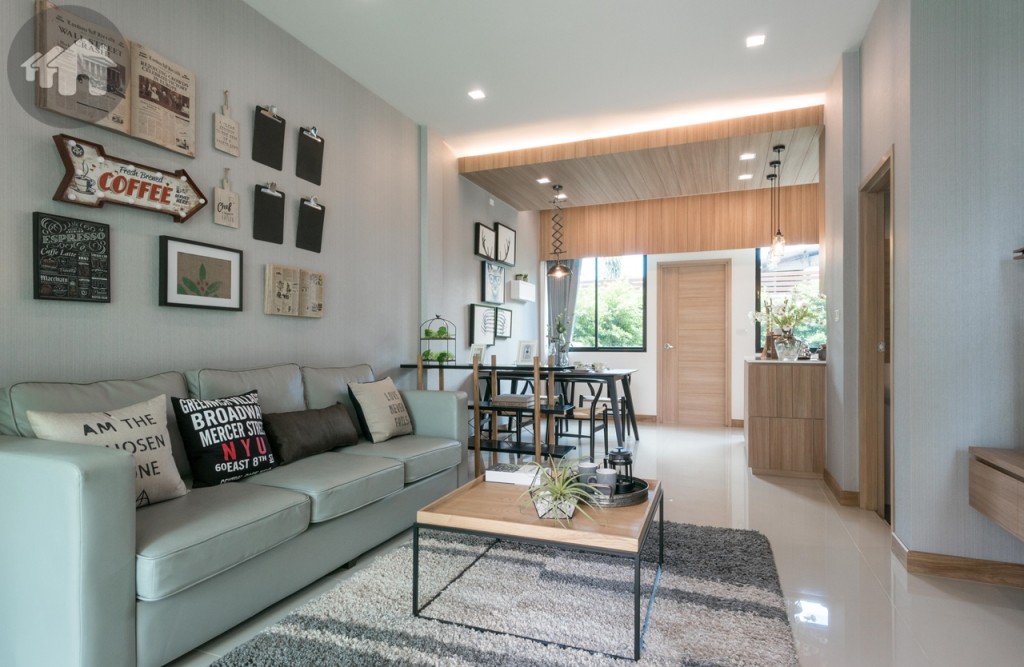 เข้ามาภายในบ้านเป็นห้องนั่งเล่น เปิดพื้นที่เชื่อมต่อห้องรับประทานอาหารปูกระเบื้องแกรนิตโต้แผ่นใหญ่ โปร่งโล่งด้วยความสูงจากพื้นถึงเพดาน 2.8 เมตร