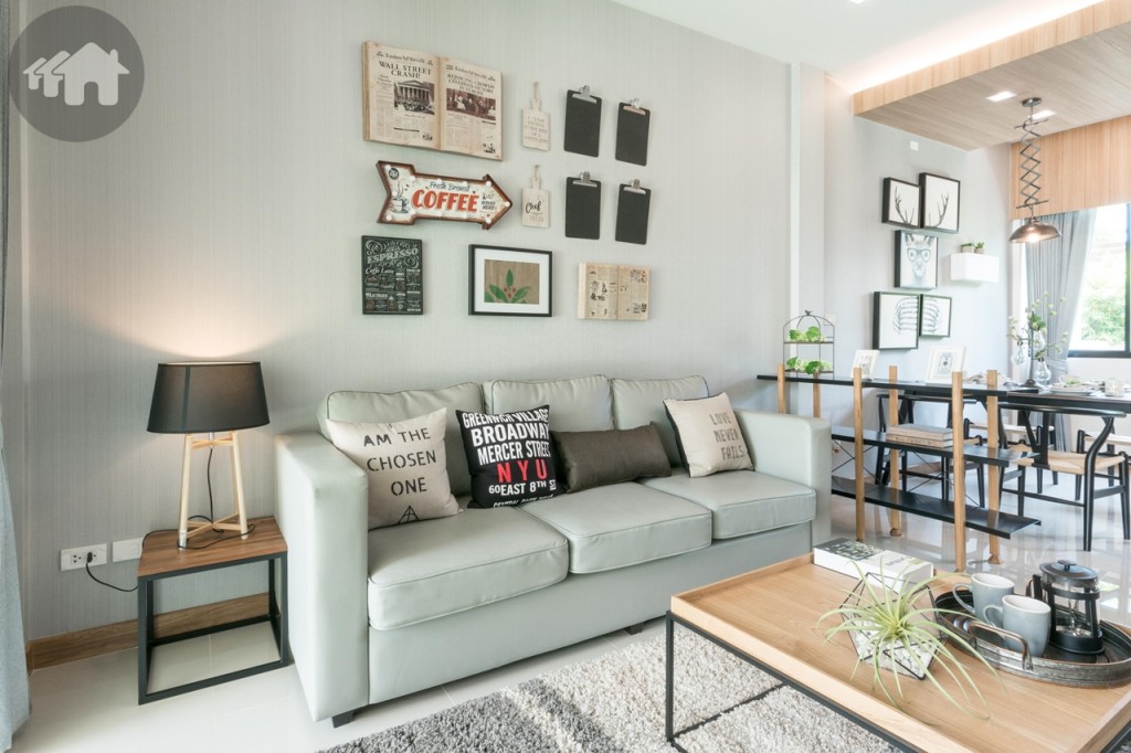 ห้องรับแขกกว้างขวาง วางโซฟาขนาด 3 ที่นั่งได้สบายๆ