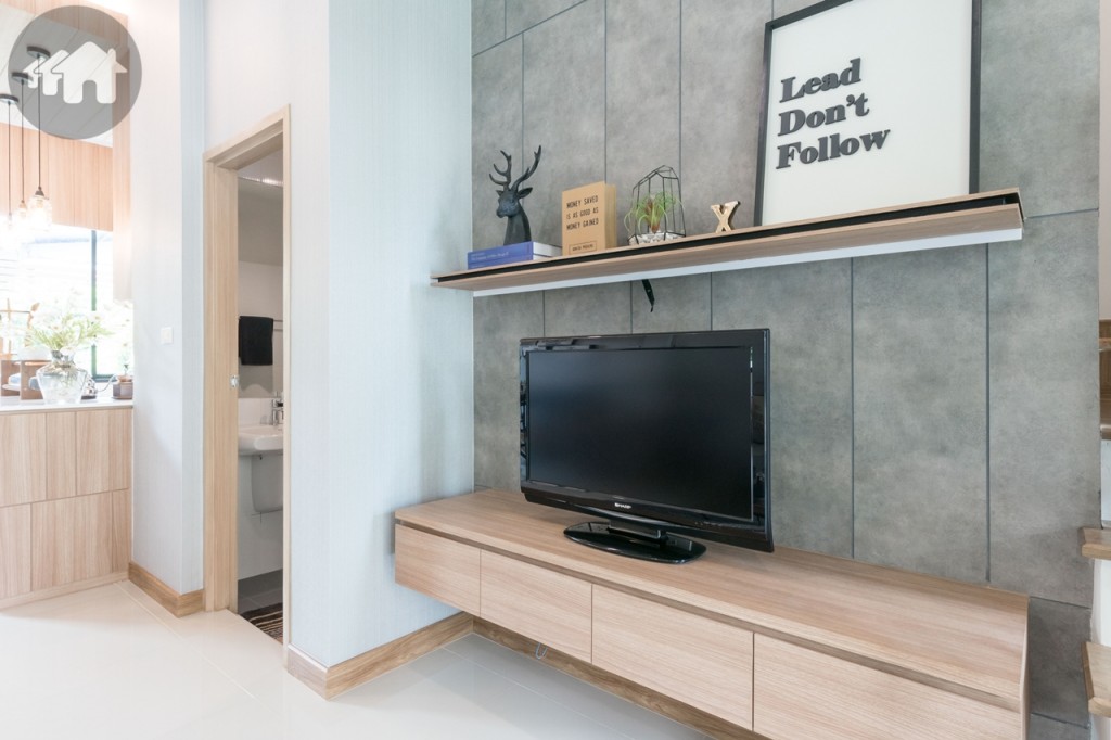 ตรงข้ามเป็นชั้นวางโทรทัศน์ ห่างจากโซฟาประมาณ 2.35 เมตร