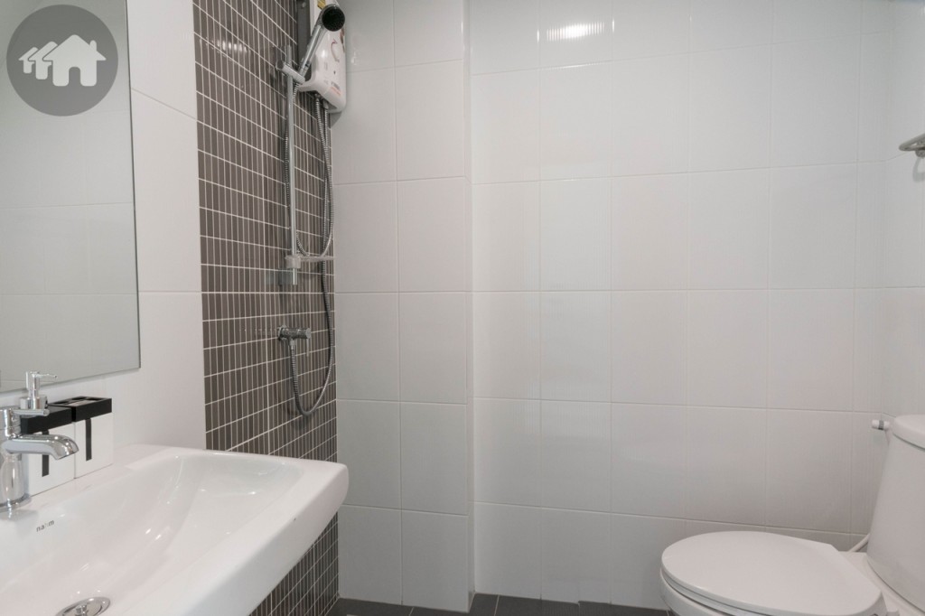 ติดกันเป็นห้องน้ำชั้นล่าง พร้อมอุปกรณ์ครบครัน