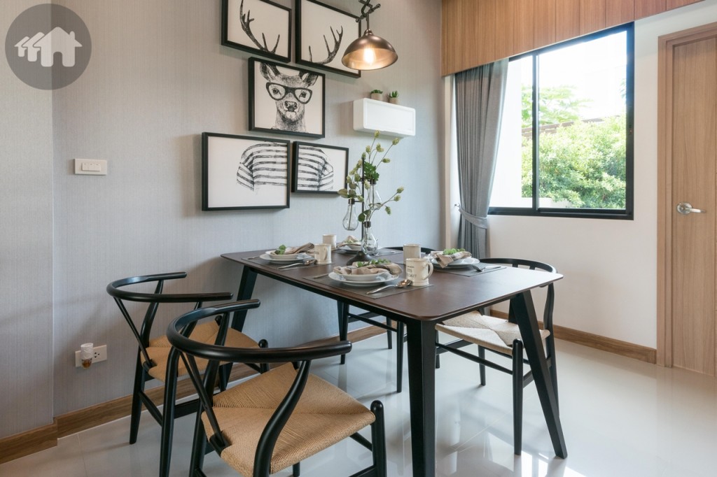ถัดมาเป็นห้องรับประทานอาหาร วางโต๊ะรับประทานอาหาร และเก้าอี้ ได้ถึง 4 ตัว พร้อมหน้าต่างกระจกบานเลื่อนแบบสลับ รับวิวสวนด้านหลัง ทำให้ห้องไม่ดูอึดอัด