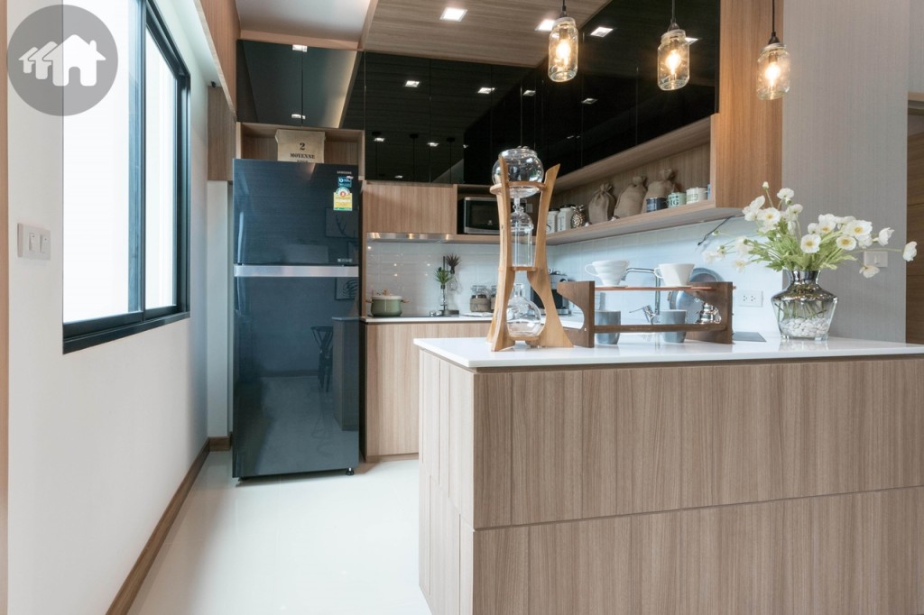 อีกด้านเป็นห้องครัว มีหน้าต่างกระจกบานเลื่อนแบบสลับ รับแสงธรรมชาติ