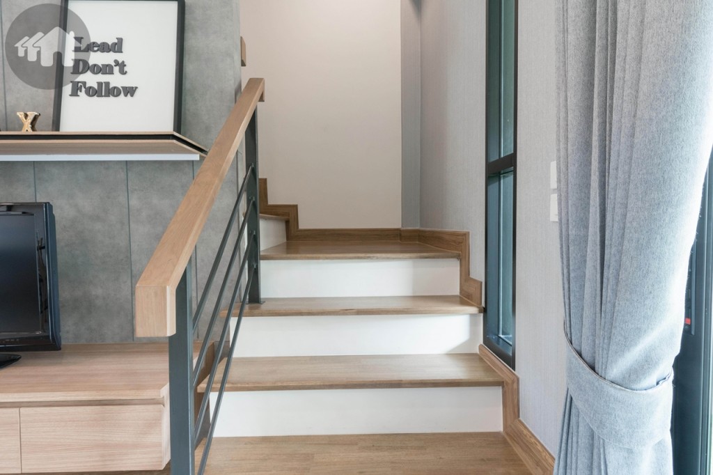 บันไดขึ้นชั้นที่ 2 กว้างประมาณ 1 เมตร