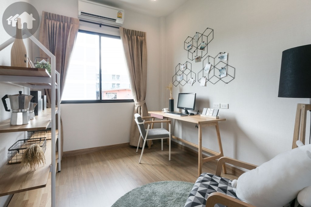 ห้องแรกทางด้านขวา ตกแต่งเป็นห้องทำงาน ซึ่งสามารถเปลี่ยนเป็นห้องนั่งเล่น หรือห้องนอนก็ได้