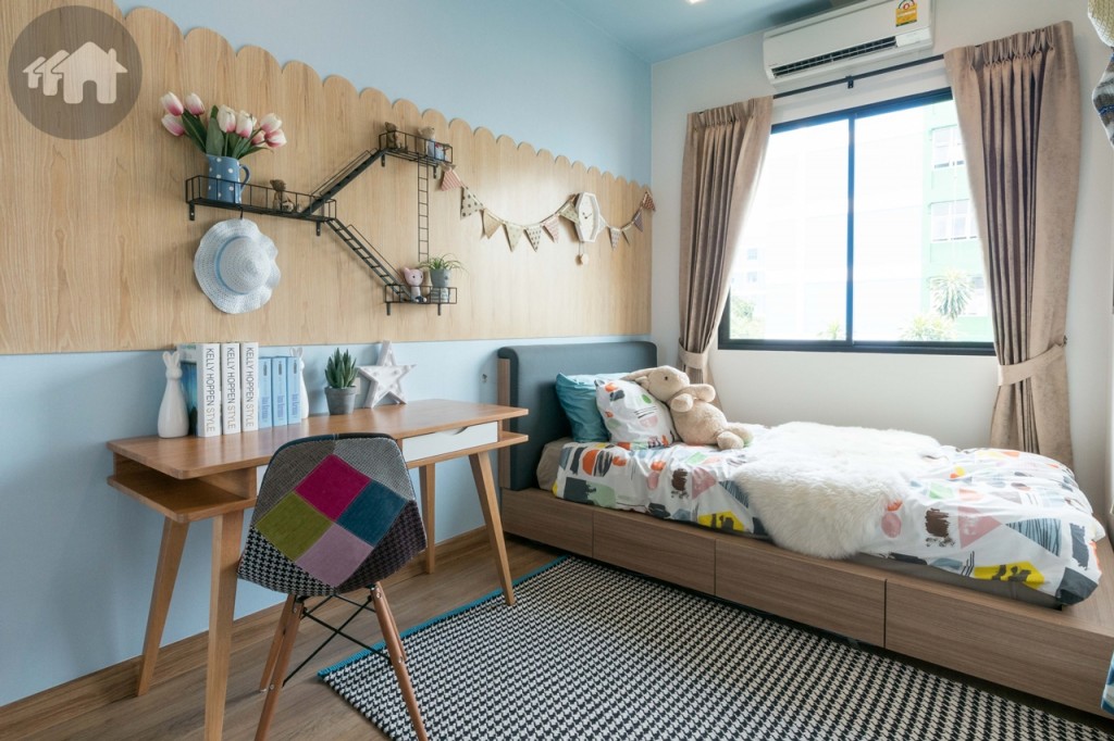 ถัดมาเป็นห้องนอนเล็ก วางเตียงขนาด 3 ฟุต ได้สบายๆ ติดหน้าต่างกระจกบานเลื่อนแบบสลับ รับแสงธรรมชาติ