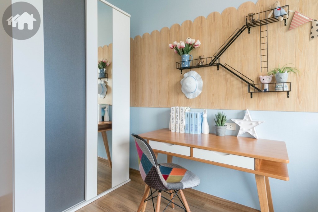 ด้านข้างตกแต่งเป็นโต๊ะเขียนหนังสือ และที่วางตู้เสื้อผ้า