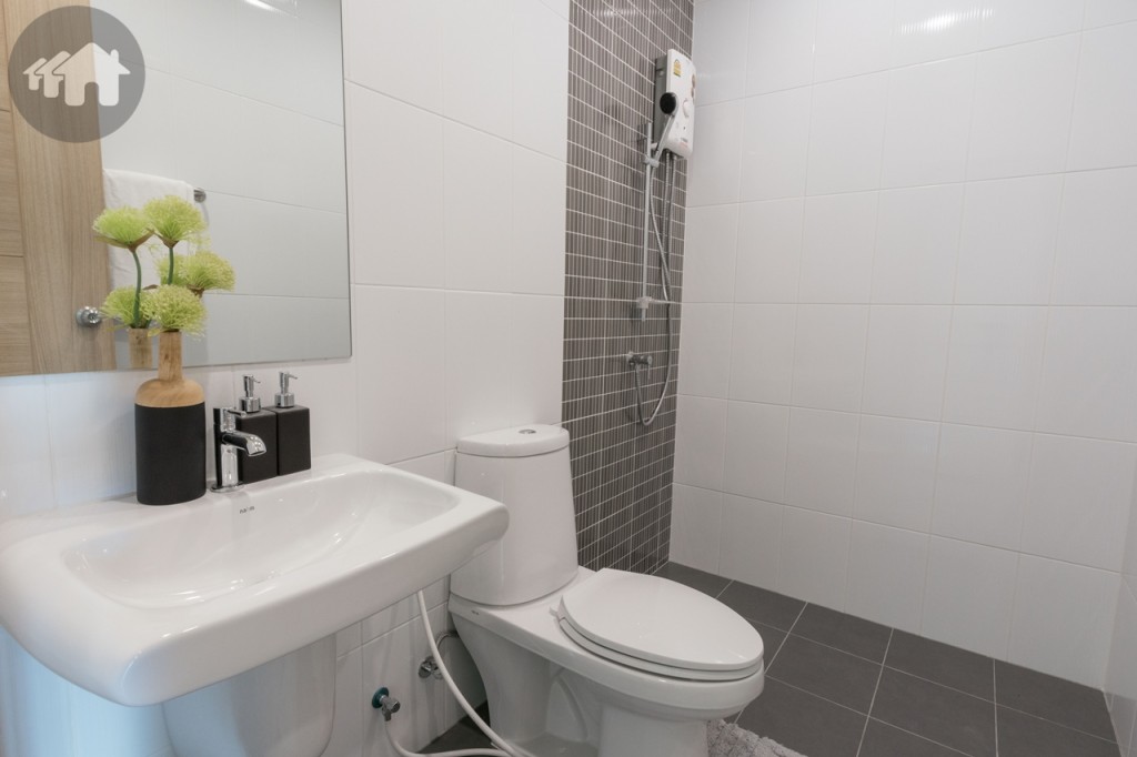 ห้องน้ำบนชั้นที่ 2 กว้างขวาง พร้อมอุปกรณ์ครบครัน