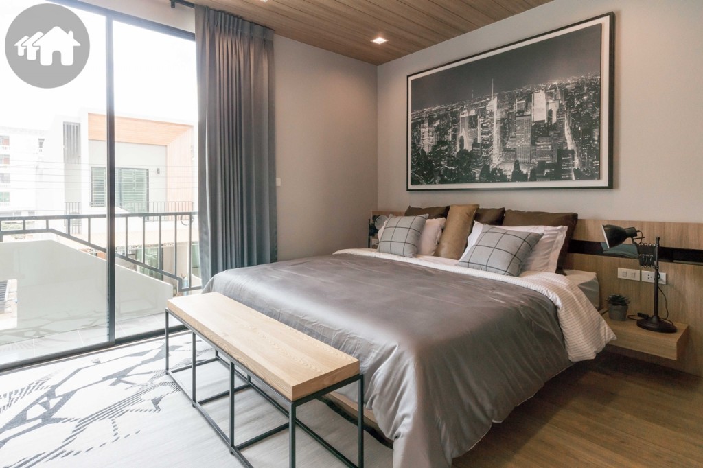 มาดูห้องนอนใหญ่กันบ้าง วางเตียงขนาด King size ได้สบาย