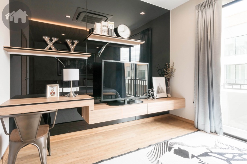 ปลายเตียงเป็นชั้นวางโทรทัศน์ และโต๊ะทำงาน ห่างจากปลายเตียงประมาณ 1.7 เมตร