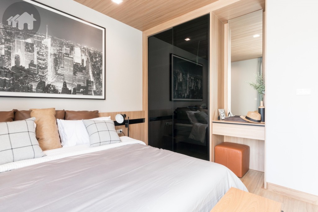 ข้างเตียงตกแต่งเป็นโต๊ะเครื่องแป้ง และตู้เสื้อผ้า