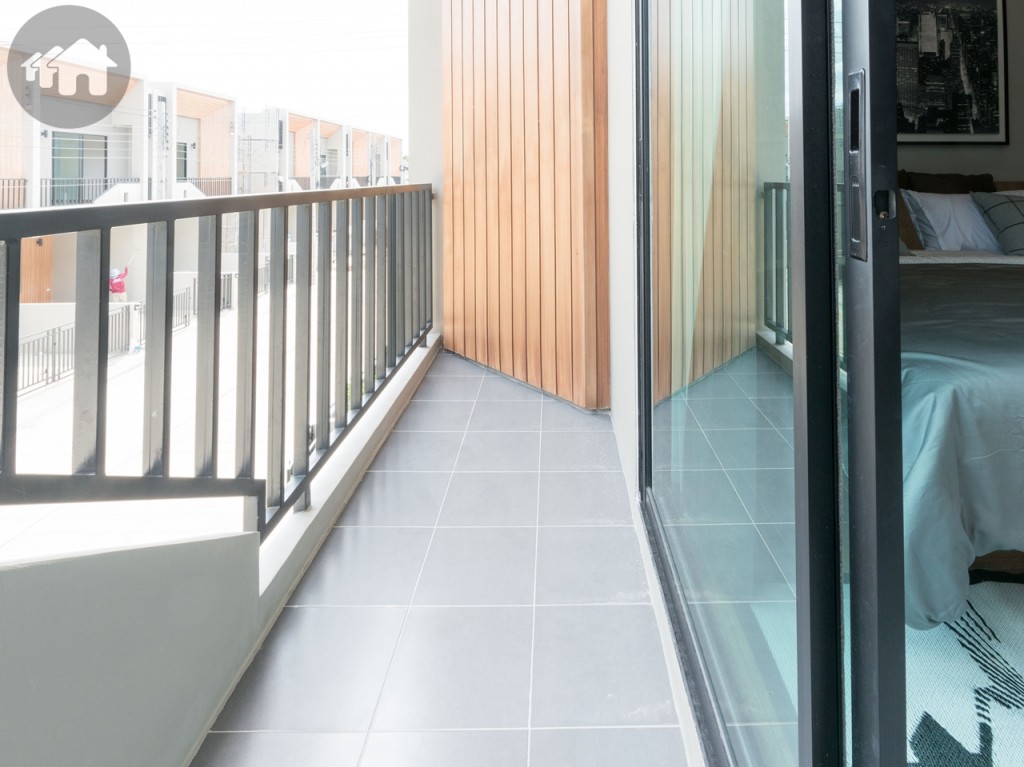 ระเบียงเชื่อมต่อด้วยประตูกระจกบานเลื่อนแบบสลับ บานใหญ่ ระเบียงกว้างประมาณ 80 เซนติเมตร ยาวประมาณ 5 เมตร