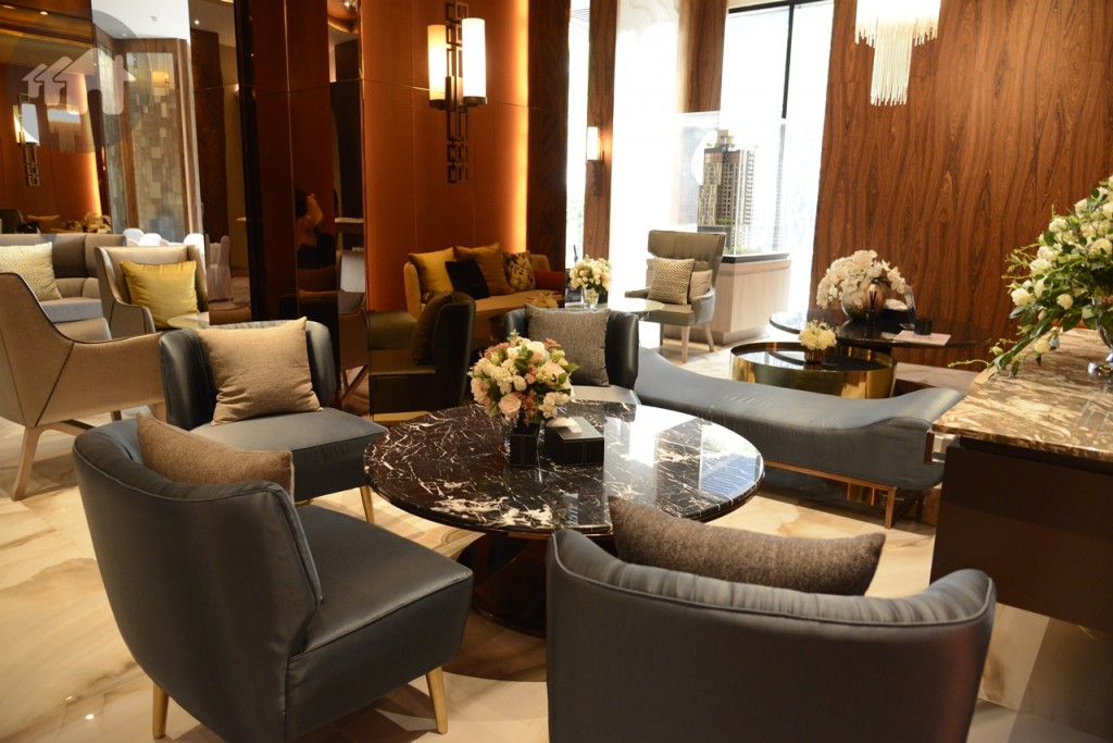 ส่วนแรกเมื่อเข้ามาในอาคาร จะเจอกับโถงต้อนรับ มีเคาน์เตอร์อยู่ชิดผนัง สังเกตได้ว่าทั้งผนังและเคาน์เตอร์นั้นทำมาจากวัสดุไม้ มีการตกแต่งด้วยไฟสีส้ม ให้ความรู้สึกอบอุ่น สบายๆ นอกจากนี้ยังมีเก้าอี้สำหรับนั่งรอพร้อมโต๊ะวาง ตั้งอยู่บริเวณโถงต้อนรับหลายมุมด้วยกัน