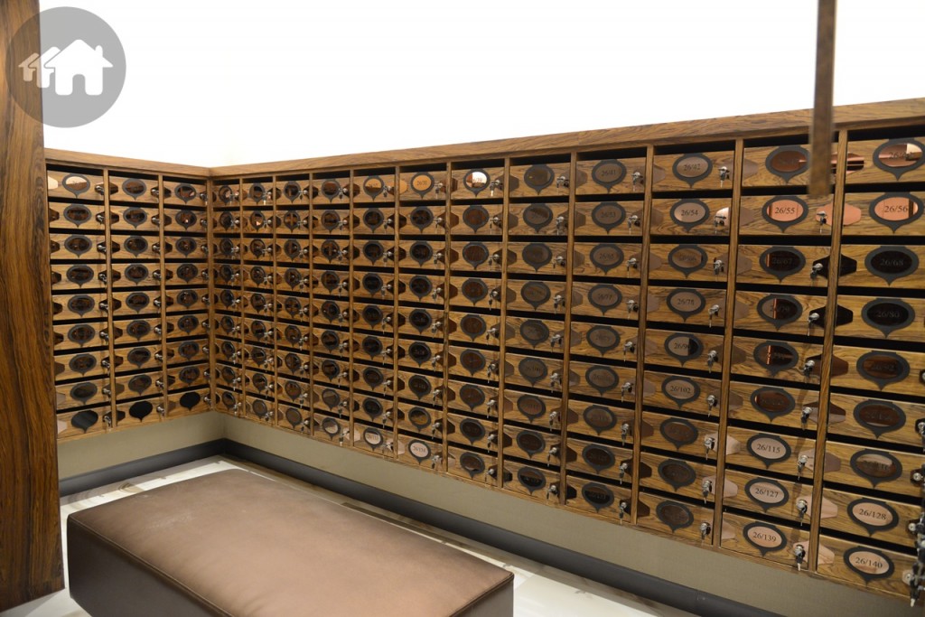 ขยับเข้ามาส่วนในก่อนจะขึ้นไปยังห้องพัก จะเจอมุมตู้จดหมายอยู่หน้าลิฟท์