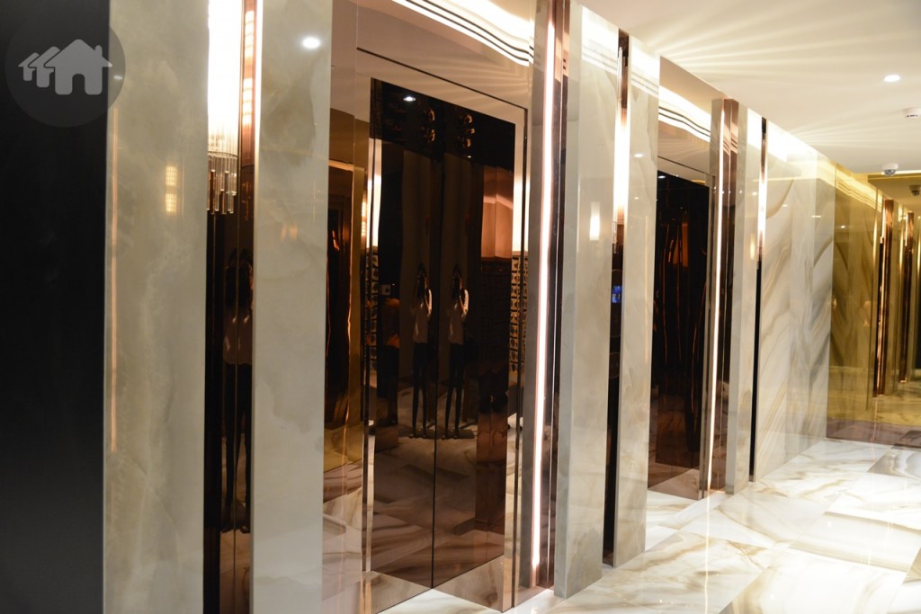 ลิฟท์บริการที่นี่มี 2 ตัว ตกแต่งด้วยกระจก สีชมพู ทอง ดูหรูหรา