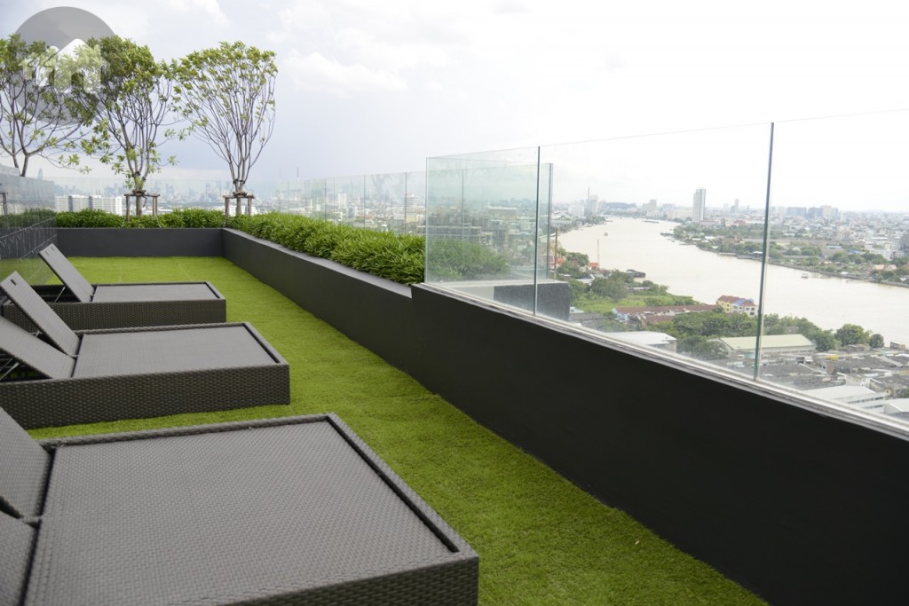 มี Pool Deck บริเวณด้านหน้าสระ มองเห็นวิวแม่น้ำชัดเจน