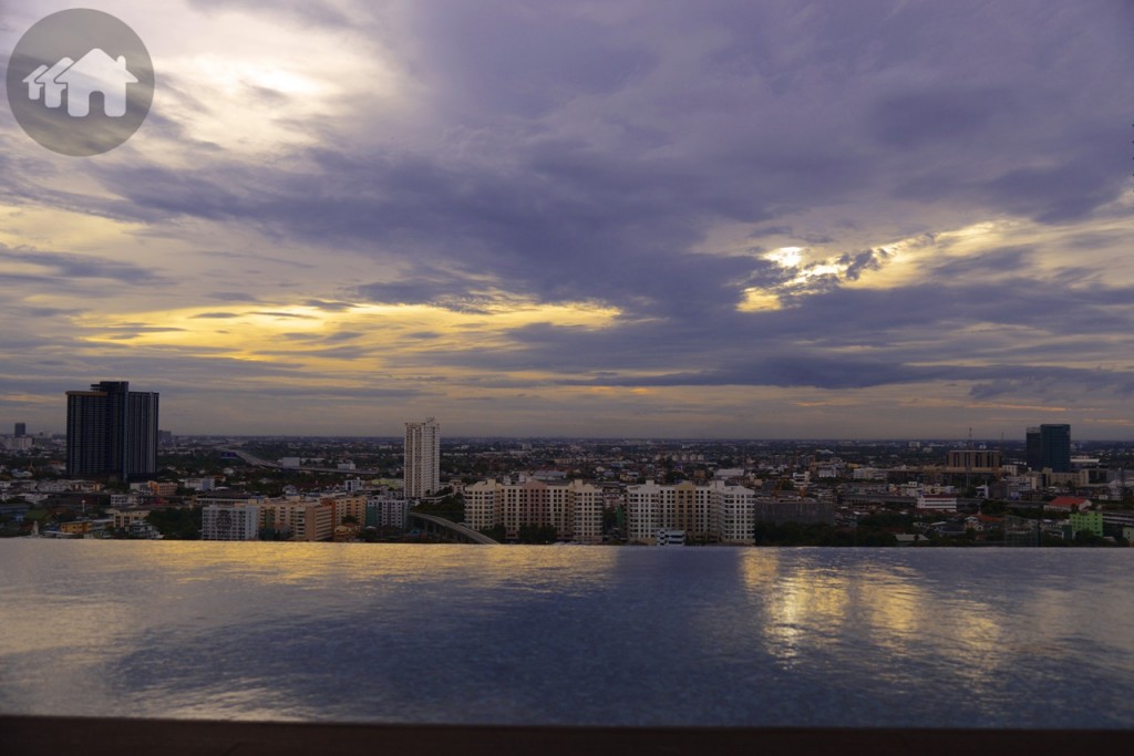 วิวสระว่ายน้ำช่วงเย็น เวลาประมาณหกโมงเย็น