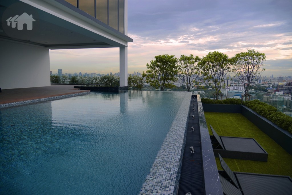 วิวด้านข้างสระว่ายน้ำ