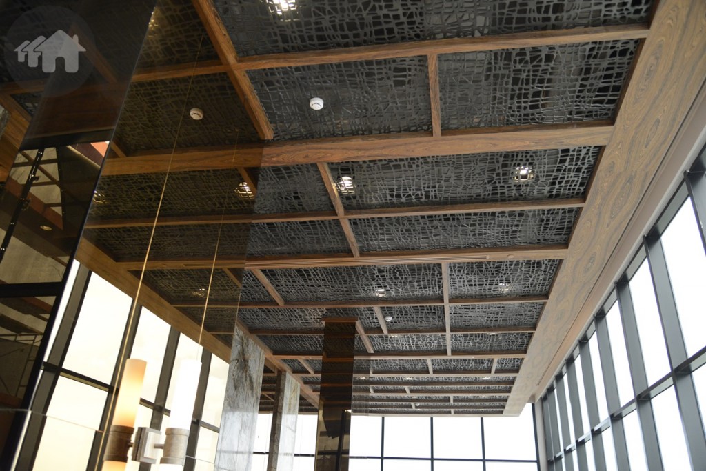 เพดานห้องฟิตเนสยกสูง เพื่อให้อากาศภายในไหลเวียนได้ดี นอกจากนี้ยังมีการตกแต่งด้วยกระจกสลักเป็นเส้นๆ คล้ายลวดลายไม้