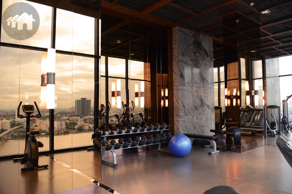 มีเครื่องเล่นให้บริการหลากหลาย และเพียงพอ ผนังอีกด้านเป็นกระจกสีทอง สะท้อนวิวแม่น้ำฝั่งตรงข้าม