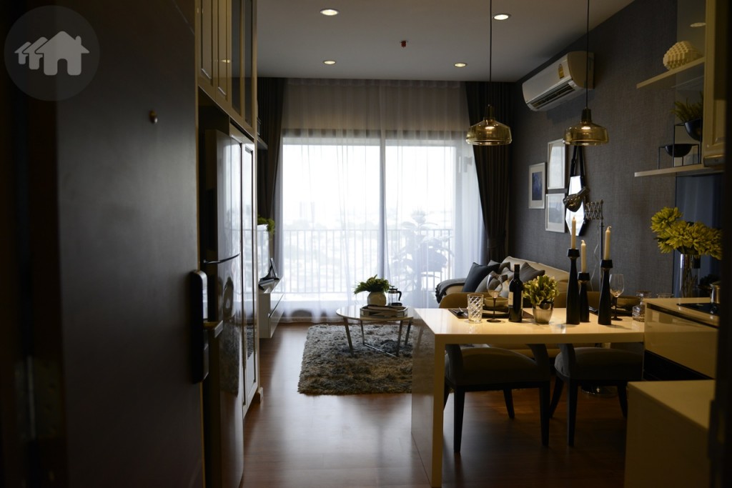 เปิดห้องมาจะมองเห็นมุมนั่งเล่น ให้ความรู้สึกกว้าง และโปร่งโล่ง