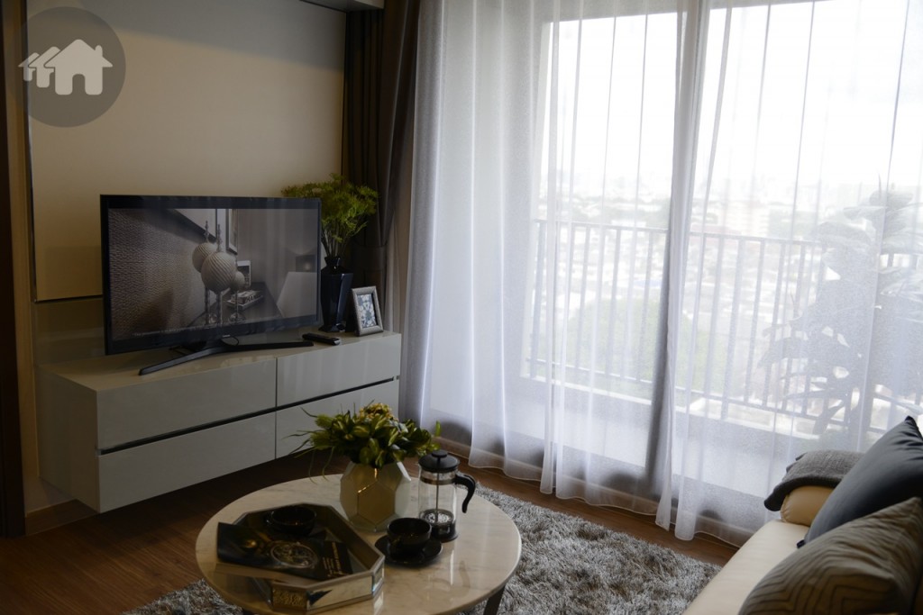 มาที่มุมนั่งเล่นกันบ้าง มีโซฟาให้หนึ่งตัว กับโต๊ะวาง การจัดวางมุมนี้ไว้ริมระเบียง ทำให้ได้รับแสงธรรมชาติ ห้องจึงดูโปร่งโล่ง สบายตา