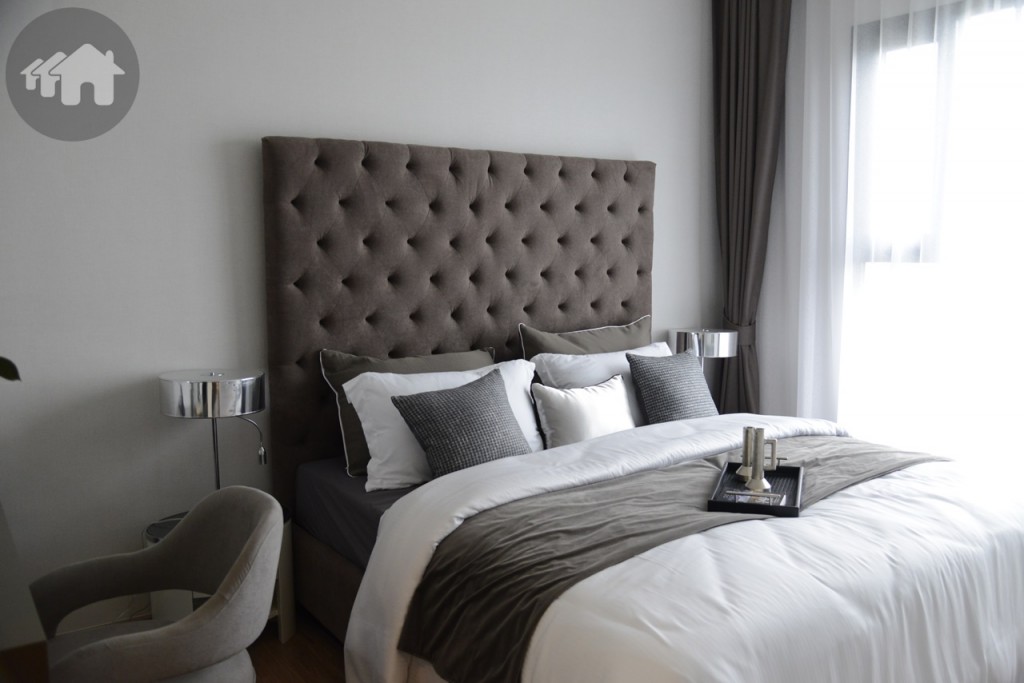 ห้องนอนจะแยกเป็นอีกห้องหนึ่ง ไม่เหมือนกับห้องนอนแบบเล็กที่จะเป็นประตูกระจกเลื่อนเปิดปิด ทำให้ห้องนอนแบบ Big Size มีความเป็นส่วนตัวมากกว่า เตียงประมาณ 6 ฟุต มีหัวเตียงกำมะหยี่ พร้อมหน้าต่างกระจกใสเห็นวิวเมืองเช่นกัน