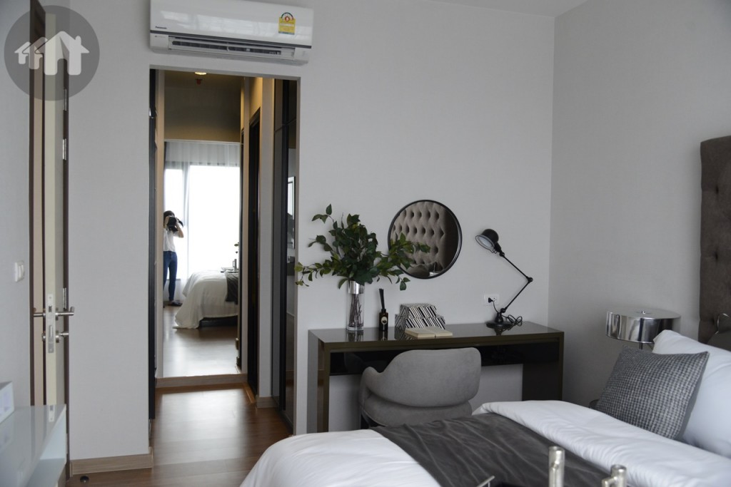 ความพิเศษของห้องนี้คือ ห้องน้ำที่สามารถเชื่อมจากห้องนอนและส่วนกลางได้ เรียกได้ว่าประตูห้องน้ำ สามารถเข้าได้ 2 ทาง ทั้งจากข้างนอก และในห้องนอน ตามทางที่เห็นในภาพ ประตูห้องน้ำจะอยู่ขวามือ มีกระจกติดผนัง ช่วยทำให้ห้องดูกว้างขึ้น