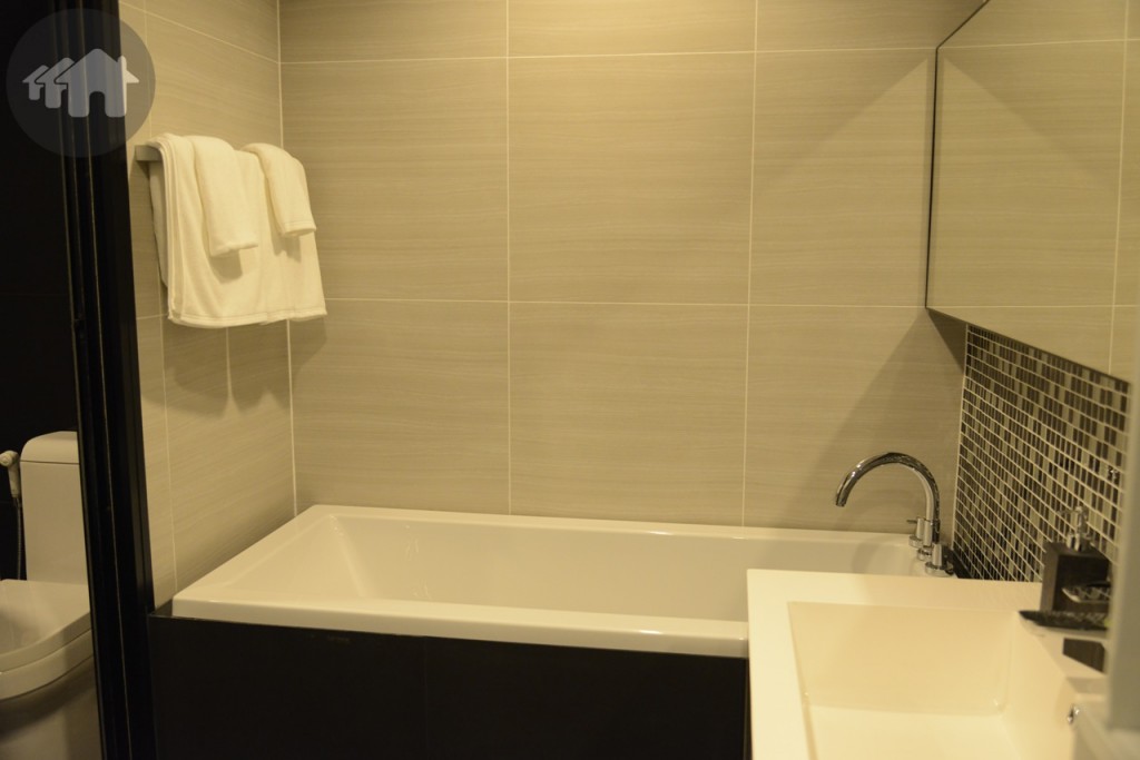 1 ห้องนอนขนาดใหญ่ จะได้รับอ่างอาบน้ำเพิ่มด้วย ซึ่งจะแยกส่วนกับส่วนที่อาบน้ำแบบฝักบัว โดยผู้พักอาศัยสามารถแยกกันทำกิจกรรมส่วนตัวได้โดยไม่ต้องเสียเวลา