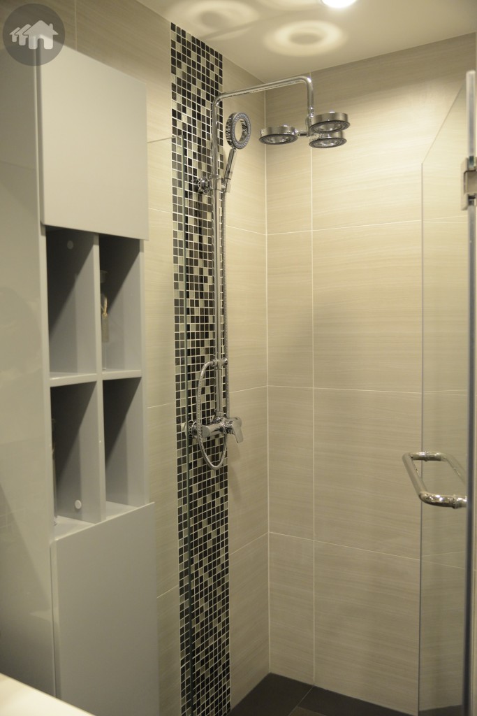 อีกห้องหนึ่งจะเป็นฝักบัวอาบน้ำ กั้นกระจก มีตู้เก็บของให้