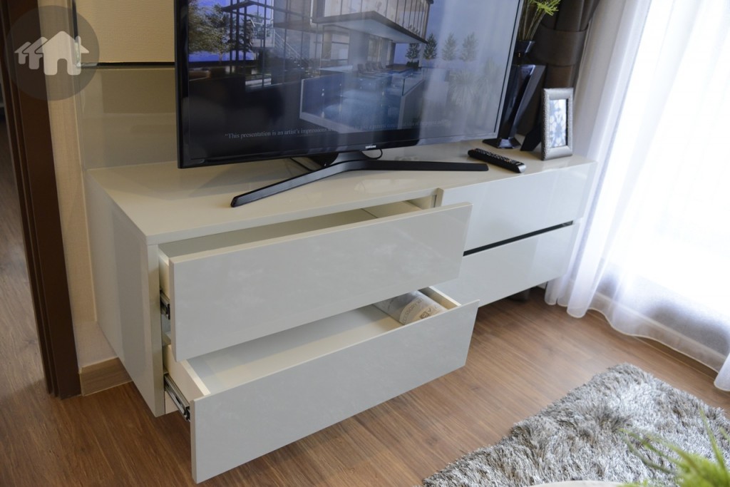 ด้านหน้าโซฟาติด Built-in ชั้นวางทีวีและช่องใส่ของ