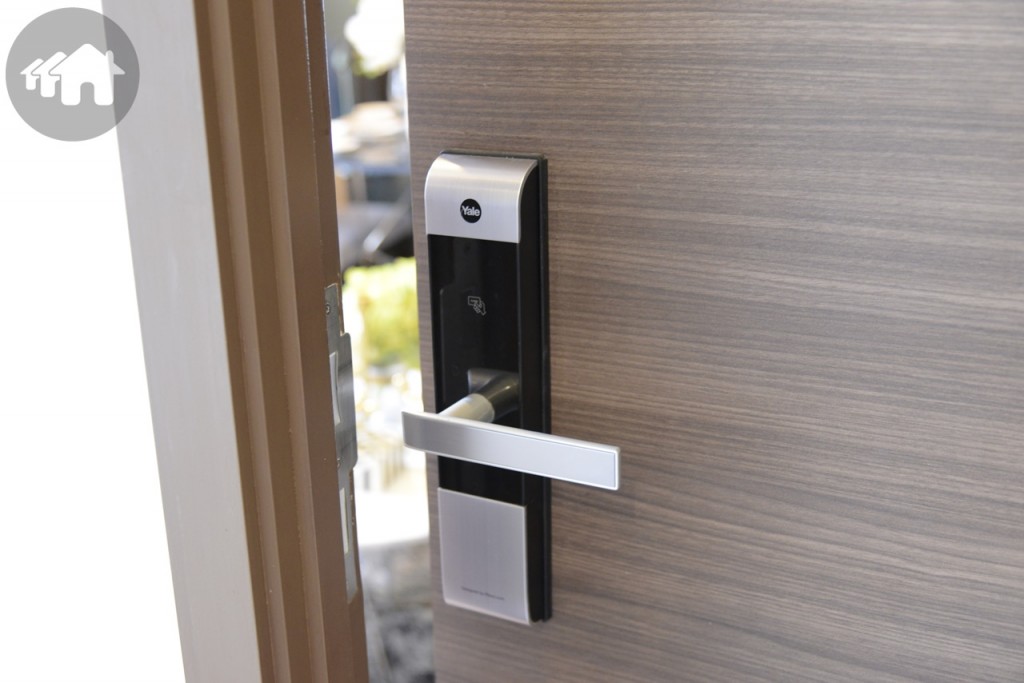 ประตูเป็นลามิเนตลายไม้ และระบบ Digital Door Lock ยี่ห้อ Yale