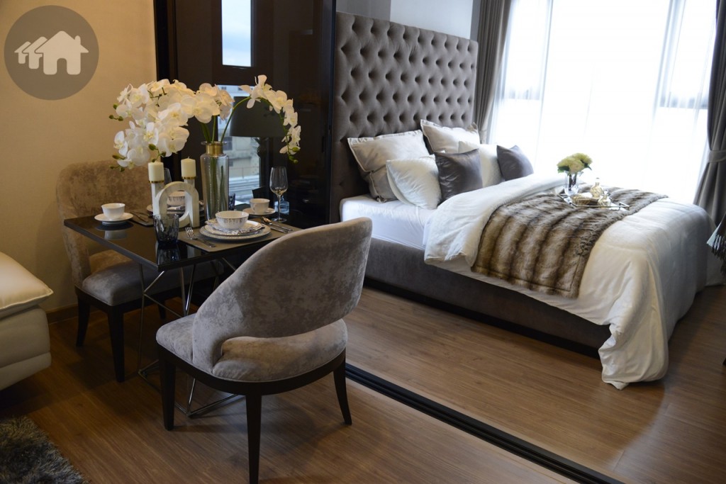 ห้องนอนสามารถเลื่อนเปิดปิดได้ด้วยกระจกบานเลื่อน ถ้าเปิดบานเลื่อนก็ช่วยเพิ่มพื้นที่ภายในห้องให้ดูกว้างขึ้นได้