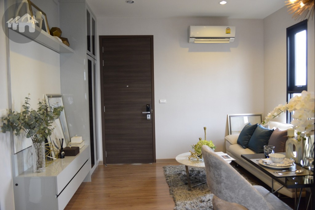 เมื่อหันหน้าออกประตู จะเห็นว่ามีพื้นที่ทางเดินพอสมควร เฟอร์นิเจอร์ที่ให้เป็นแบบบิลท์อินช่วยประหยัดพื้นที่