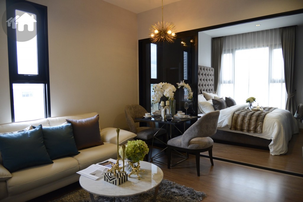 เปิดประตูเข้าไปจะเจอมุมนั่งเล่น มีโซฟาหนึ่งตัว โต๊ะวาง ถัดไปเป็นโต๊ะทานอาหารเล็กๆ และห้องนอน