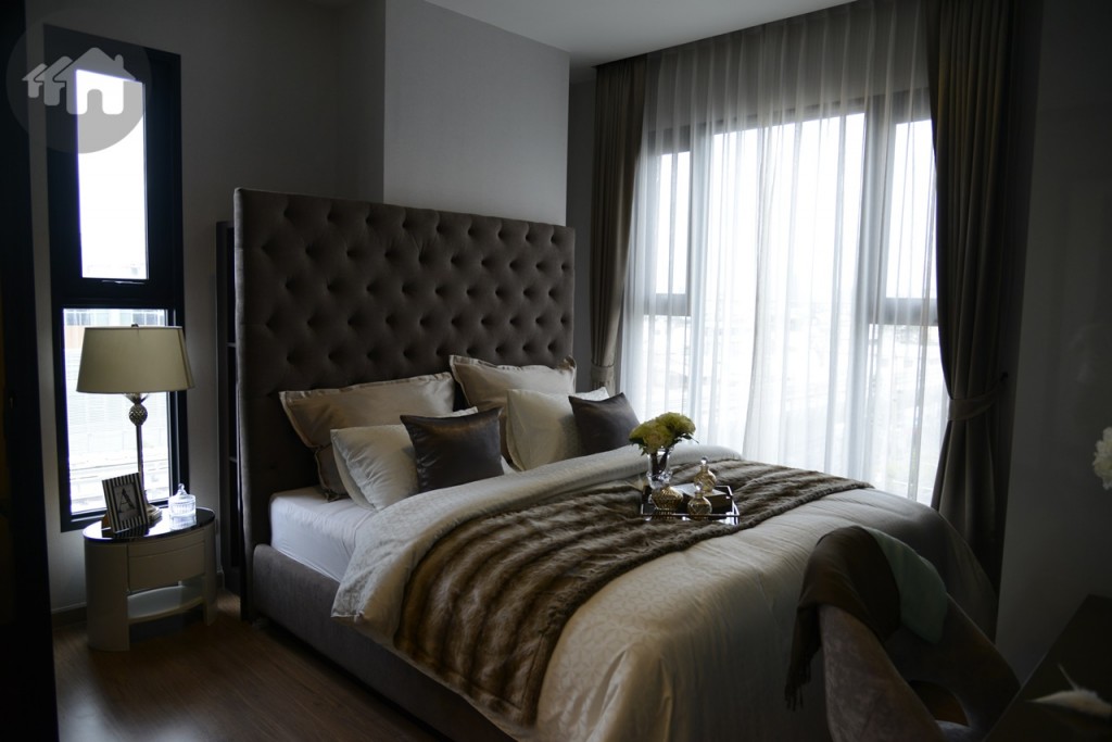 ห้องนอน ขนาดเตียงประมาณ 6 ฟุต มีหัวเตียงกำมะหยี่ให้ด้วย