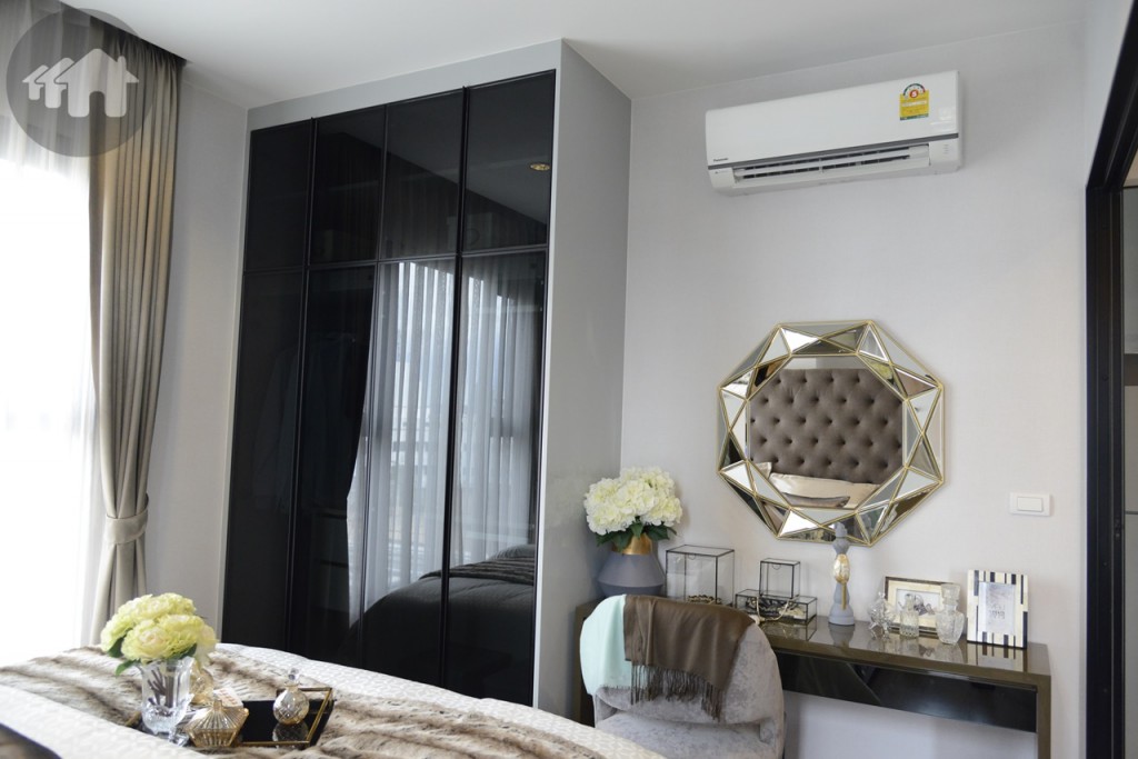 มี Walk-in Closet ให้ในห้องนอน และโต๊ะอเนกประสงค์อยู่ข้างๆ